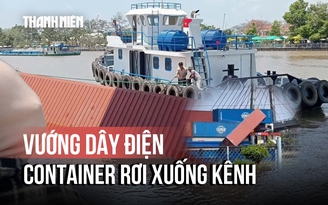 Container rơi xuống kênh Chợ Gạo do vướng dây điện