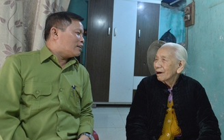 Cử tri 104 tuổi ở Hà Nội quyết chống gậy đi bỏ phiếu ngày bầu cử