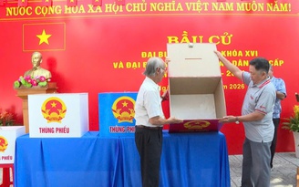 Ngư dân xã Long Hải vào bờ, chờ được bỏ phiếu bầu cử sớm