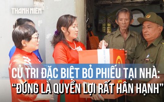 Mang hòm phiếu đến nhà những cử tri đặc biệt: ‘Đúng là quyền lợi rất hân hạnh’