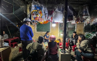 Quán bánh canh 'đồ mã' ở Huế: Khách tự bưng ghế, kiên nhẫn chờ