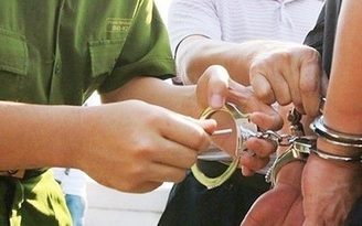 Mua trang phục công an trên Facebook, làm giả thẻ đảng viên để lừa đảo 'chạy án'