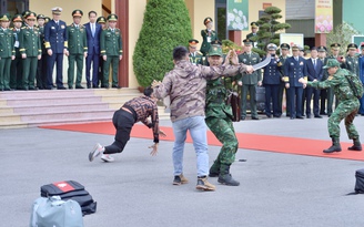 Bộ trưởng Quốc phòng Việt Nam - Trung Quốc xem biên phòng diễn tập bắt tội phạm ma túy