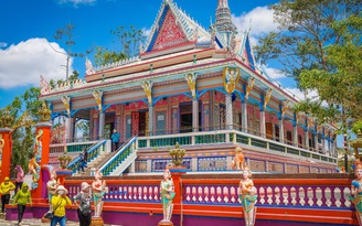 Ngôi chùa hơn 200 năm tuổi, nổi bật với hàng ngàn mảnh chén, đĩa