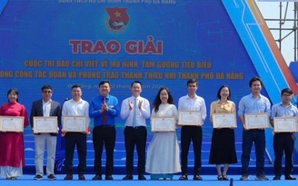 Phóng viên Báo Thanh Niên đoạt giải B loạt bài 'Thanh niên giúp dân trong mưa lũ'