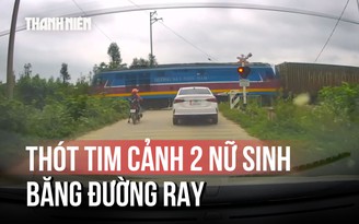 Thót tim khoảnh khắc 2 nữ sinh 'giỡn mặt tử thần' ngay sát đầu tàu hỏa