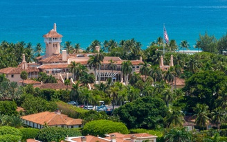 Ông Trump bầu qua thư, đảng Dân chủ 'lay chuyển' Mar-a-Lago
