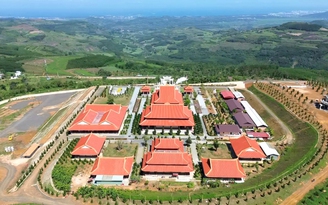 Thiền viện Trúc lâm Phú Yên trên núi cao 400 m: Nhìn trọn núi Chóp Chài và biển Tuy Hòa