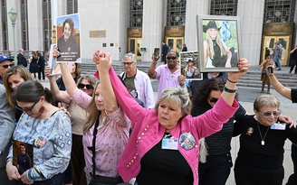 Phương Tây siết chặt quản lý mạng xã hội