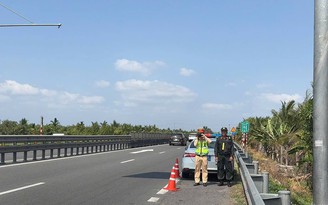 Trường hợp nào bắt buộc đặt biển cảnh báo sau ô tô 150 mét trên cao tốc?