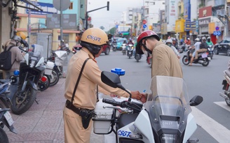 Dừng đèn đỏ chắn lối xe rẽ phải có bị phạt 22 triệu?