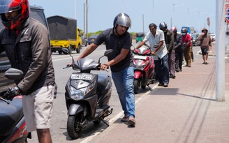 Sri Lanka: Chịu án tù vì tích trữ 4 lít xăng để bán chợ đen