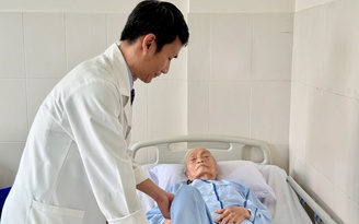 Thay khớp háng thành công cho cụ bà 87 tuổi, phục hồi vận động sau 5 ngày