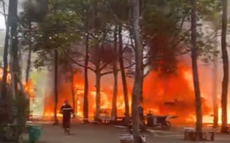 Cháy khu kinh tế đêm Măng Đen giữa rừng thông, thiêu rụi 4 ki ốt