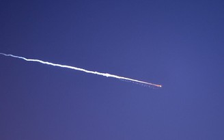 Houthi lần đầu tham chiến, phóng tên lửa sang Israel