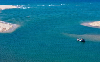 Cửa Lở bồi lấp, ngư dân 'mắc cạn' giữa mùa biển