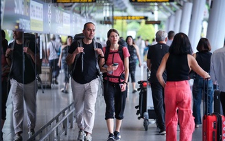 Hàng không và du lịch làm gì để vượt bão giá xăng dầu?