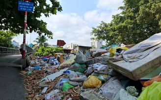 Những bãi rác bên đường gây ô nhiễm