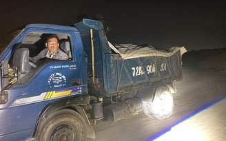 TP.HCM: Truy tìm nhiều xe ben chở bùn, chất thải xây dựng san lấp trái phép