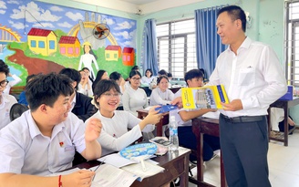 Học sinh hào hứng nhận lì xì trong đợt tuyển sinh đầu năm của Trường HUE