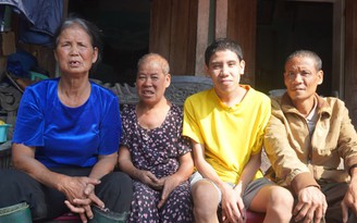 Cụ bà nuôi 3 người thân bị tâm thần