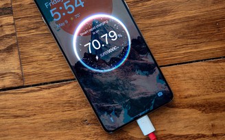 Lý do smartphone sạc rất nhanh rồi bất ngờ chậm lại