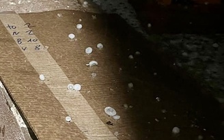 Hà Nội và 3 tỉnh có mưa đá, giông lốc, hơn 4.100 nhà bị tốc mái