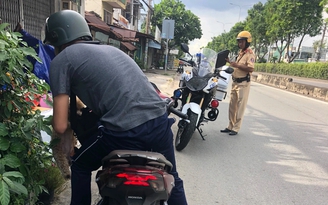 Ngại đường vòng, xe máy liều đi ngược chiều quốc lộ bị CSGT TP.HCM xử phạt