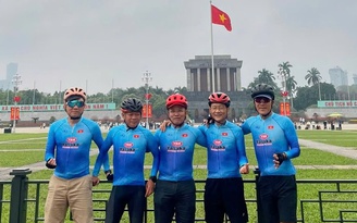 Nhóm bạn U.60 đạp xe xuyên Việt 'gom' yêu thương