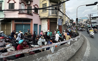 Dốc cầu Chánh Hưng ùn tắc giờ cao điểm, vì sao ?