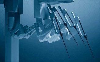 Bác sĩ điều khiển robot phẫu thuật ung thư từ khoảng cách 2.400 km