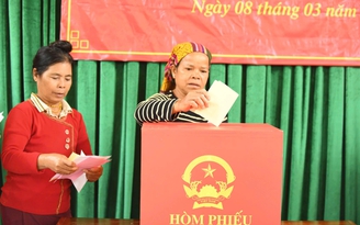 Đồng bào Vân Kiều dậy sớm vượt sông đi bầu cử