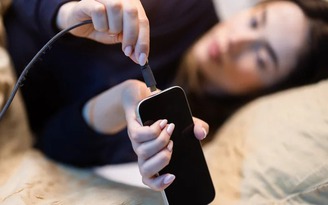 Vì sao điện thoại sạc chậm dù đang sử dụng bộ sạc nhanh?