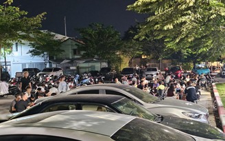 Bãi đậu xe công cộng bị lấn chiếm để bán thức uống