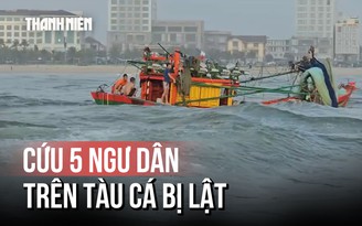 Một tàu cá bị lật khi vào cửa Nhật Lệ, 5 ngư dân được cứu