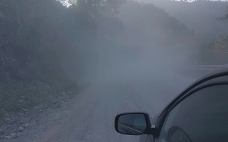 Đường Hồ Chí Minh mù mịt bụi thi công, tài xế 'dò đường' giữa ban ngày