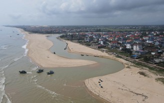 Cửa sông bị bồi lấp, hàng trăm tàu cá không thể ra vào