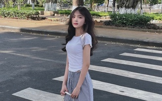 Sức hút từ những mẫu quần kẻ sọc ống rộng cá tính
