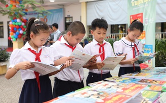 Lần đầu tiên ở Việt Nam, xã cung cấp miễn phí sách giáo khoa cho học sinh