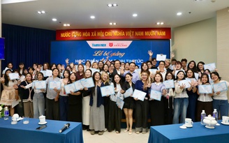 Sinh viên trường ĐH Văn Lang hoàn thành khóa học tại Báo Thanh Niên, có sản phẩm đăng báo