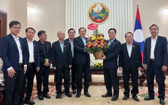 Lãnh đạo Tập đoàn Công nghiệp Cao su Việt Nam thăm, chúc tết Bunpimay tại Lào