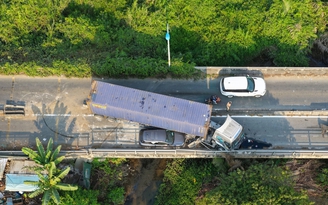 Xe đầu kéo gây tai nạn chắn ngang đường, cửa ngõ TP.HCM ùn ứ