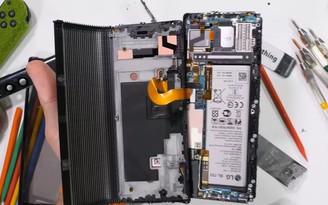 Bất ngờ khi 'mổ xẻ' chiếc smartphone màn hình cuộn bị khai tử của LG