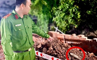 Đào đất xây hàng rào, phát hiện đầu đạn pháo 105 ly còn nguyên