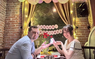 Chàng trai Mỹ vượt 15.000km gặp bạn gái và bí mật đằng sau túi quà 10.000 USD