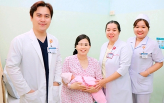 Sản phụ 35 tuần trải qua 4 lần mổ, vừa bắt con vừa bóc u xơ khủng