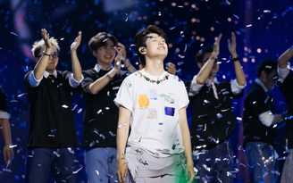 'Anh trai' 9X bật khóc nức nở trên sân khấu