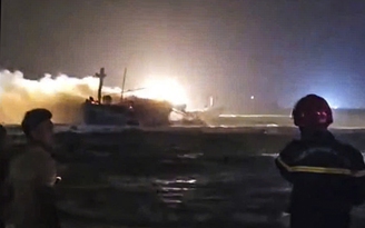 Cháy tàu cá công suất lớn trong đêm ở Quảng Ngãi