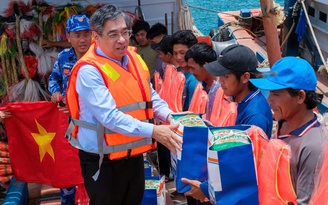 TP.HCM: 2,25 tỉ đồng chăm lo quân và dân đặc khu Côn Đảo