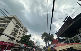 Chật vật chống chọi nắng nóng, người dân TP.HCM chờ cơn 'mưa vàng' giải nhiệt